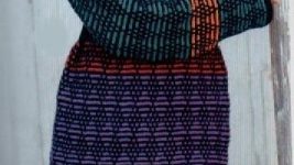 Разноцветный пуловер из снятых петель.