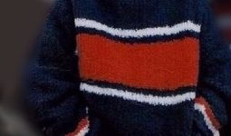 Детский пуловер в полоску.