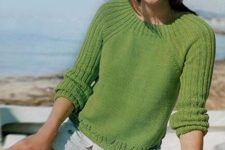 Зеленый женский пуловер.