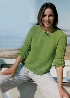 Зеленый женский пуловер.