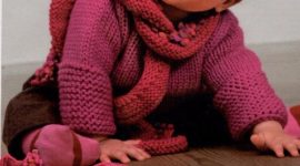 Розовый пуловер и шарф