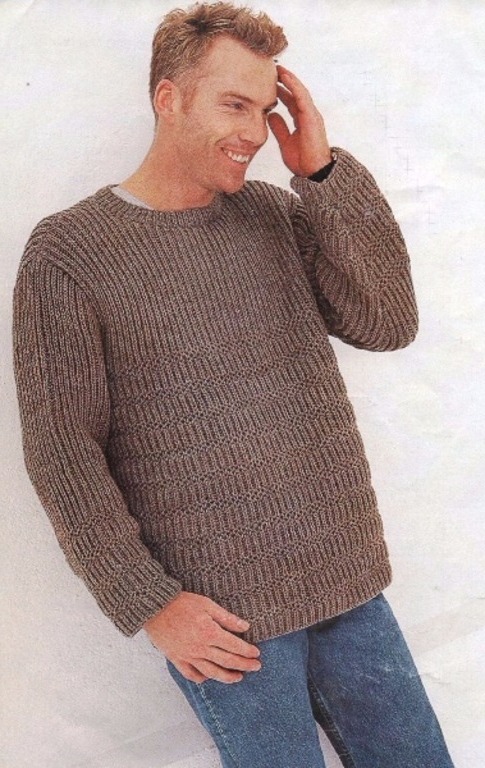 Коричневый пуловер с патентным узором.