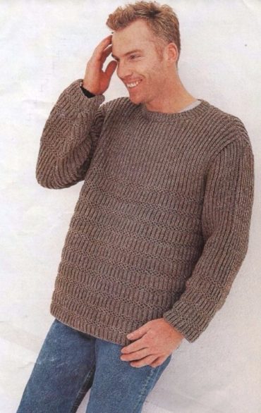 Коричневый пуловер с патентным узором.