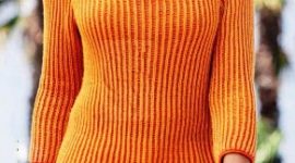 Пуловер с двухцветным патентным узором.