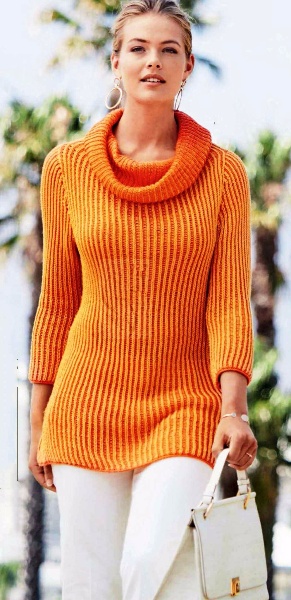 Пуловер с двухцветным патентным узором.